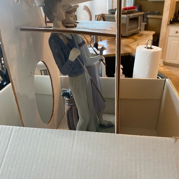 Lladro retired golfing couple original box.  No chips. Excellent condition - Picture 2 of 11